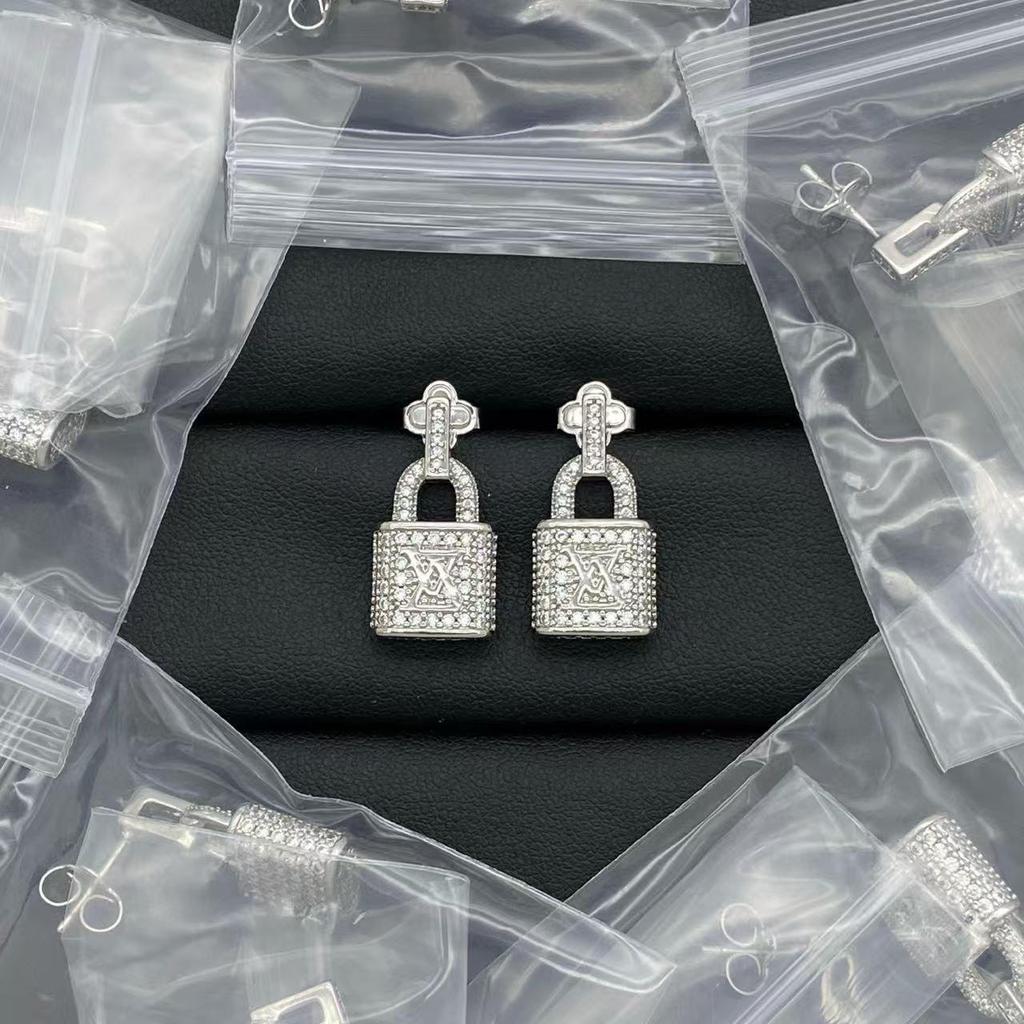 Elegant Mother-of-Pearl Four-Flower Earrings - Classic High-Quality Fashion.