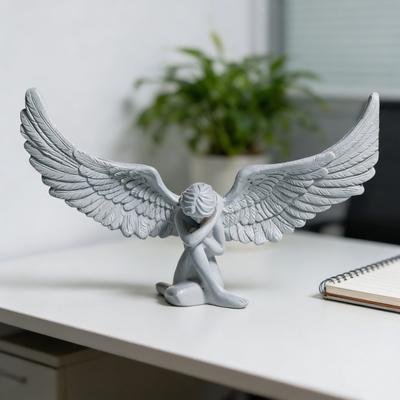 Schnitzerei Sitzende Engelsfigur Europäische geflügelte Mädchenstatue Harzskulptur Heim-Büro Bücherregal Schreibtisch Dekoration Ornament