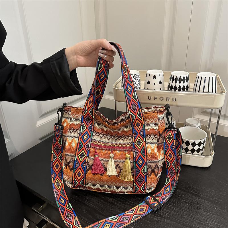 Ethnic Style Large-capacity Fashion Simple Temperament Handbag 2025 Spring and Summer New Foreign Style Women's Commuting Tote Bag