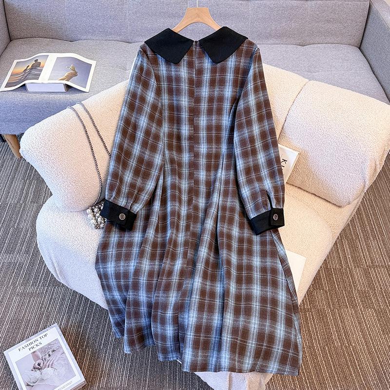 Ein neues Damen-Herbst- und Winterkleid in Übergröße mit Puppenkragen und modischem Karomuster-Design
