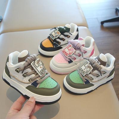 Chaussures de sport pour enfants 2025 printemps et automne nouvelles chaussures décontractées pour filles dessin animé chaussures de skate pour garçons semelle souple légères chaussures de bébé simples