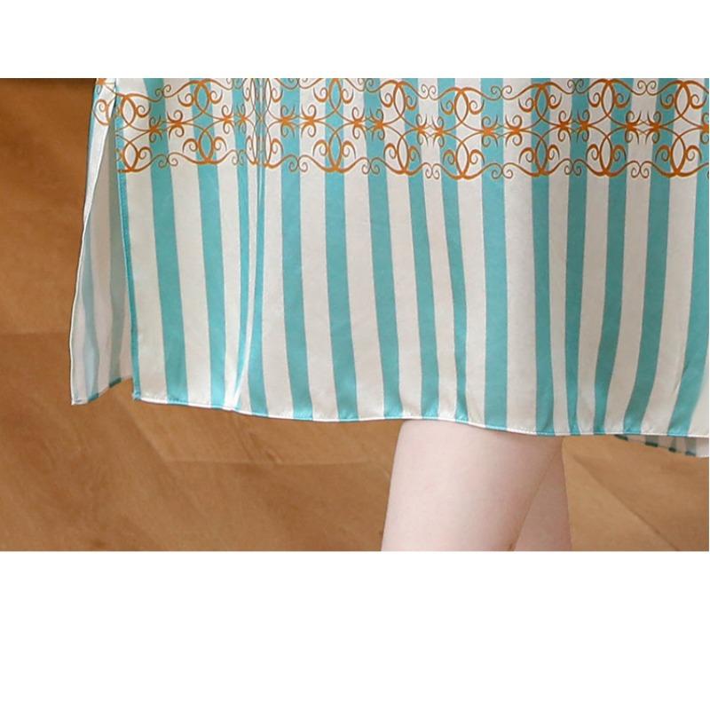 Floral Print V-neckline Dress In Silk with Short Sleeves and Waist Belt