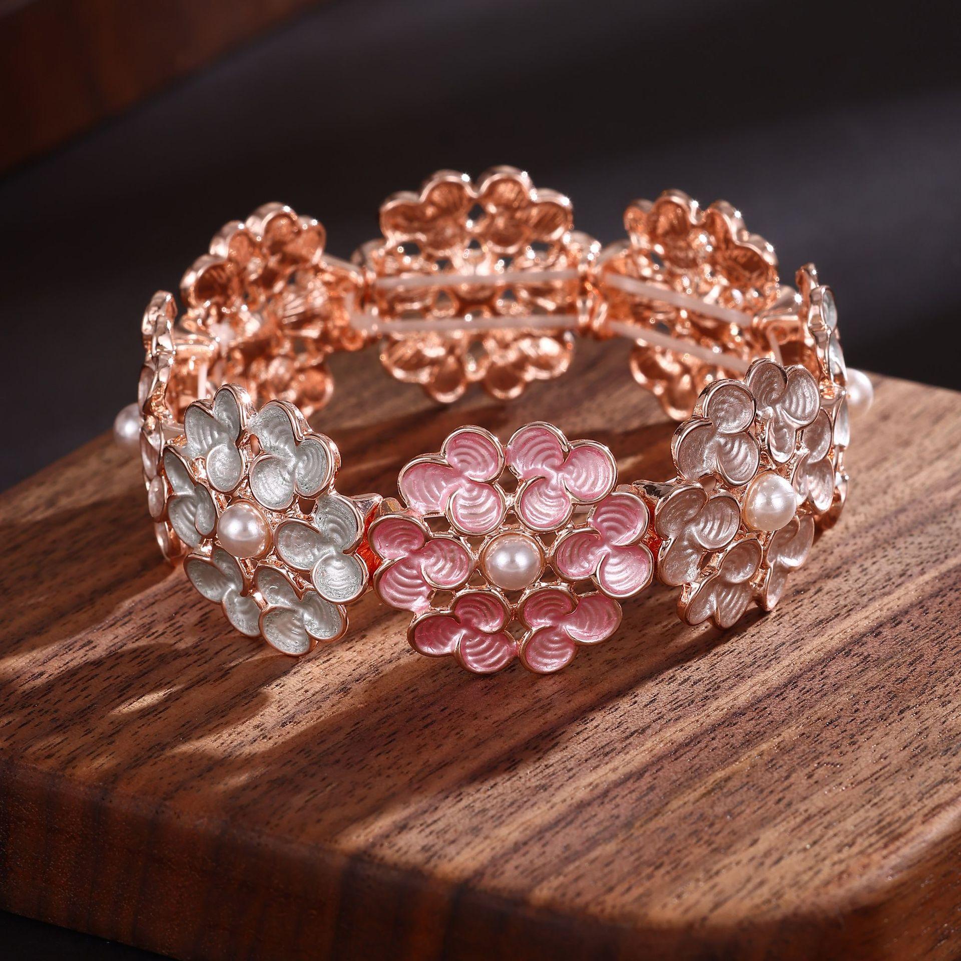 

Новый цвет, расписанный маслом, эластичный браслет с цветком клевера, маленький свежий женский универсальный браслет из лепесткового сплава