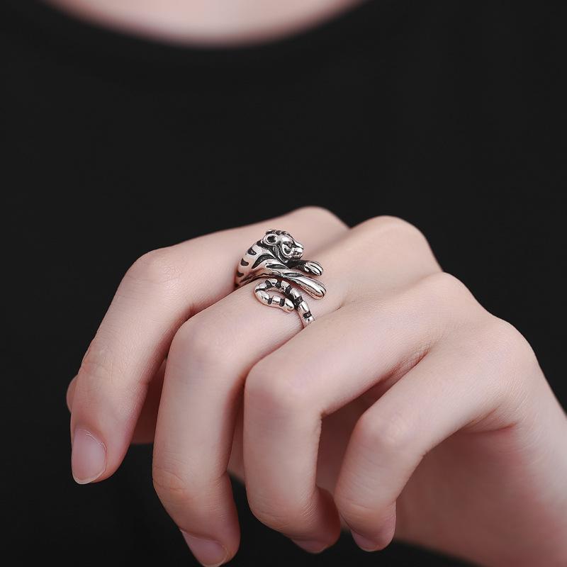 Weißer Tigerring im Retro-Nation-Stil. Zwölf Sternzeichen Tiger öffnet den gesamten kreativen Zeigefingerring 
