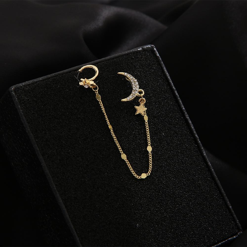 Minimalist Star & Moon Ear Cuff: Trendy Influencer Design