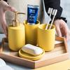 Einfaches Keramik Badezimmer Waschset Badezimmerzubehör Badezimmer Mundspülbecher Seifenschale Händedesinfektionsmittelflasche Zahnbürstenbecher Set