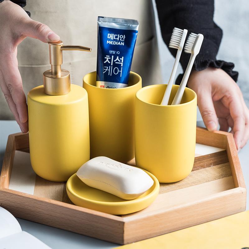 Ensemble simple en céramique pour salle de bain Lavabo Articles de salle de bain Tasse à bain pour la bouche Porte-savon Flacon de désinfectant pour les mains Kit de gobelets à brosse à dents