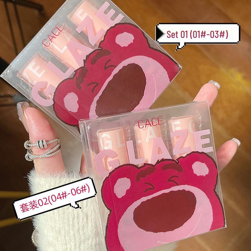 סט בוץ שפתיים מאט דוב פירות CACE: גלוז שפתיים קטיפתי בריכוך עדין בשלושה גוונים למראה זוהר וטבעי.