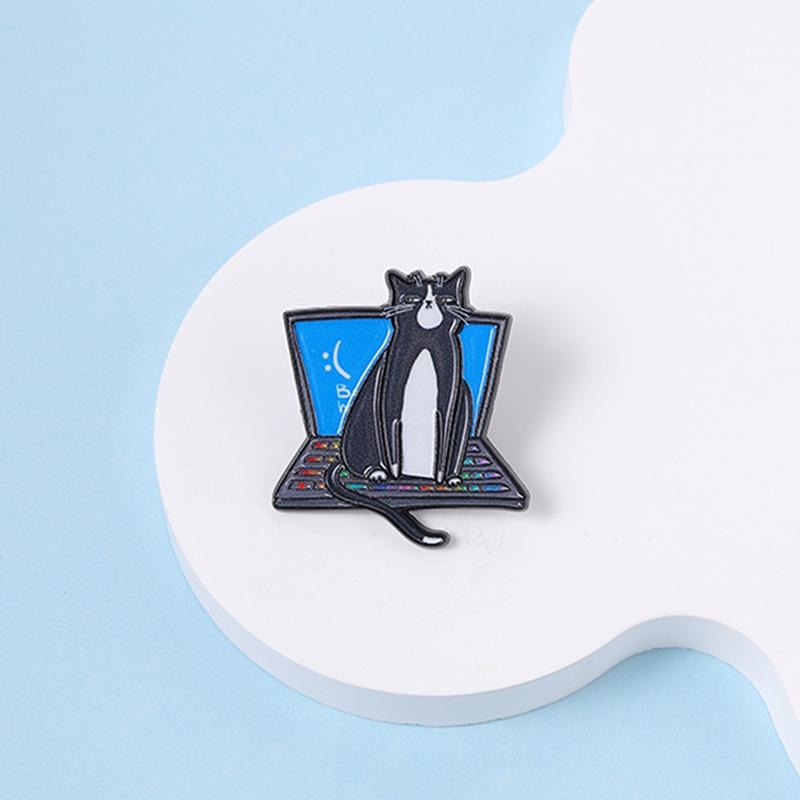 Funny Cow Cat Enamel Pin Blue Screen System Crash Laptop Computer Animal Brooch Lapel Badge Jewelry Gift for Friends Programmer