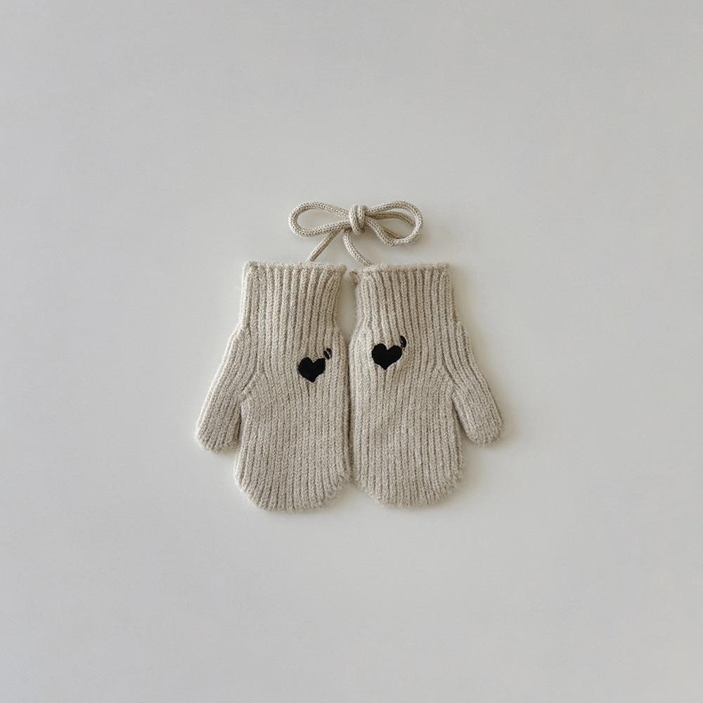 

Детские варежки в корейском стиле с узором в виде сердечек, модные зимние перчатки с шнурком для шеи против потери, теплые варежки для малышей бежевый