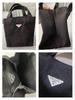 Prada Schwarze Mini-Tragetasche Make-up-Tasche Dreieckiges Metall-Logo Tragbare Hand-Kosmetik-Aufbewahrungstasche für Damen Reise Täglich
