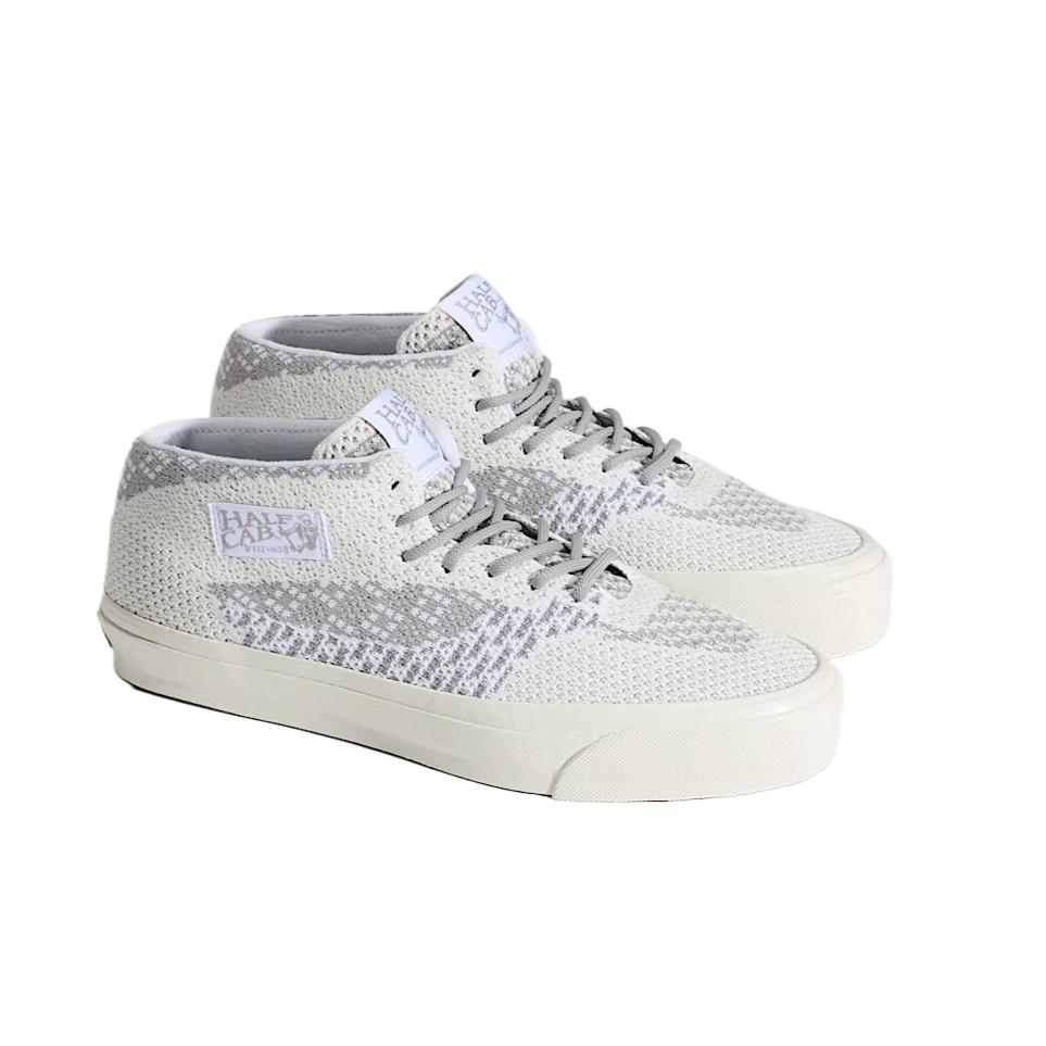 Vans Premium Half Cab Comfortable Versatile Simple Fashion Mid-Top Riding Shoes Unisex Shoes VN000EFM85T