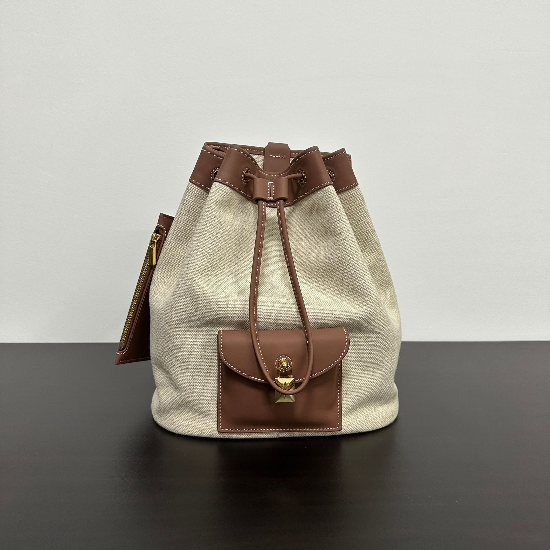 

Весна и лето новый рюкзак на шнурке с замком очень большой вместимости импортная коровья кожа первого слоя контрастного цвета на плечо 25*28*15cm