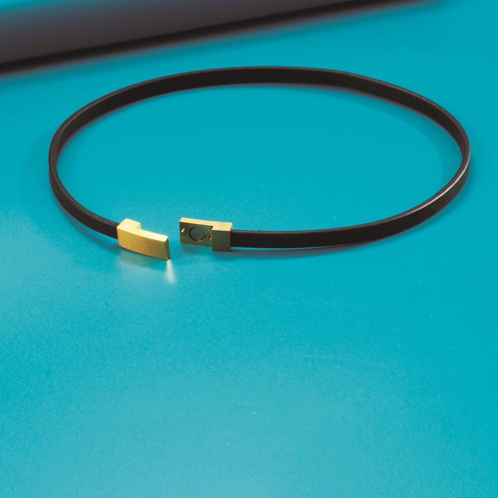 Collana girocollo geometrica con ciondolo quadrato in acciaio al titanio per donna
