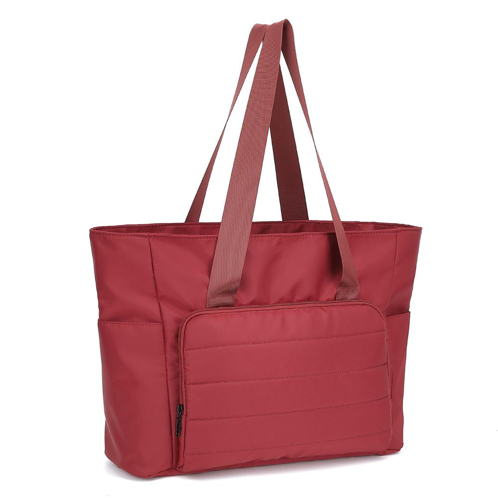 Водонепроницаемая сумка-тоут имеет отделение в которое поместится 14-156-дюймовый ноутбук бордовый 1890₽