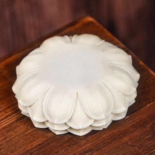 Round Lotus-Shaped Coconut Fruit Pedestal for Buddha Statues, Perfect for Offerings, Lotus Flowers, Altars, Rooms, Buddha Statues, and Collections (Wh
