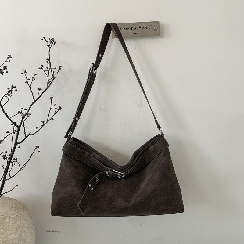 

Large capacity commuter shoulder large capacity bag simple winter new simple armpit bag retro women s bag