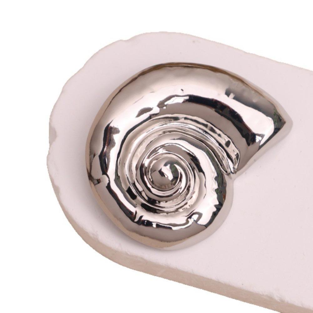 New Trendy Metal Conch Shell Brooch Pins for Women Suit Lapel Pins Exquisite Versatile Accessory Badge Fashion Jewelry