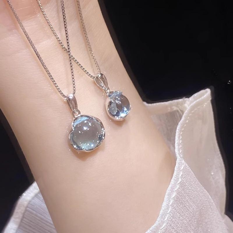 Blue Crystal Pendant Necklace: Elegant Clavicle Chain, Trendy Niche Design, Perfect Gift for Girls & Best Friends.