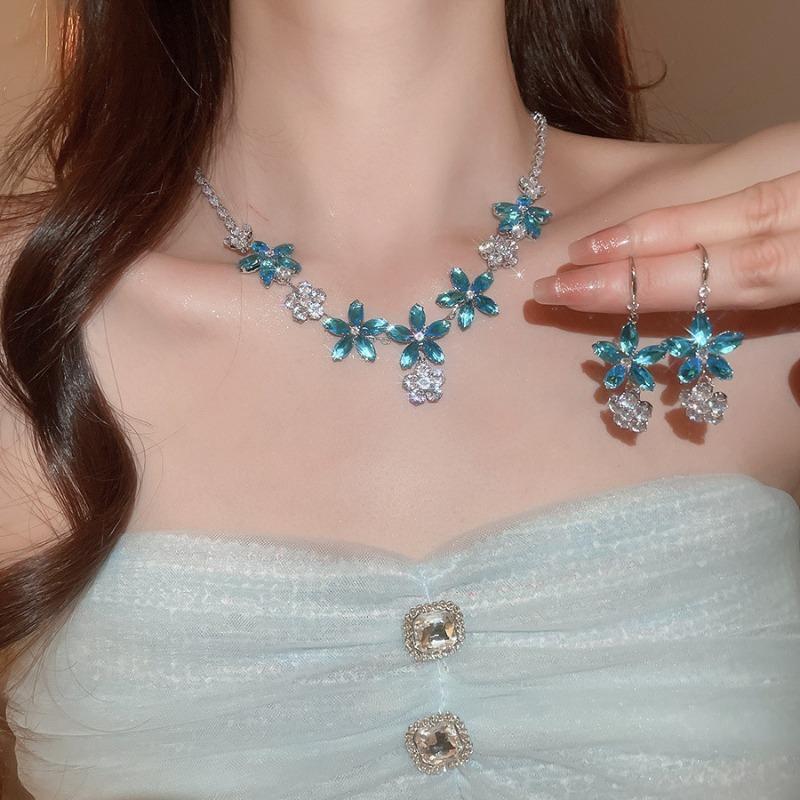 Quadratisches Ohrstecker- und Halsketten-Set mit Diamanten - ein schickes, luxuriöses und hochwertiges zweiteiliges Set mit exquisiter Eleganz