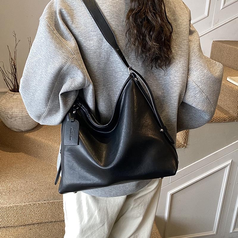2025 Autumn/Winter Women's Versatile Large-Capacity Shoulder Bag - Niche Commuter Style