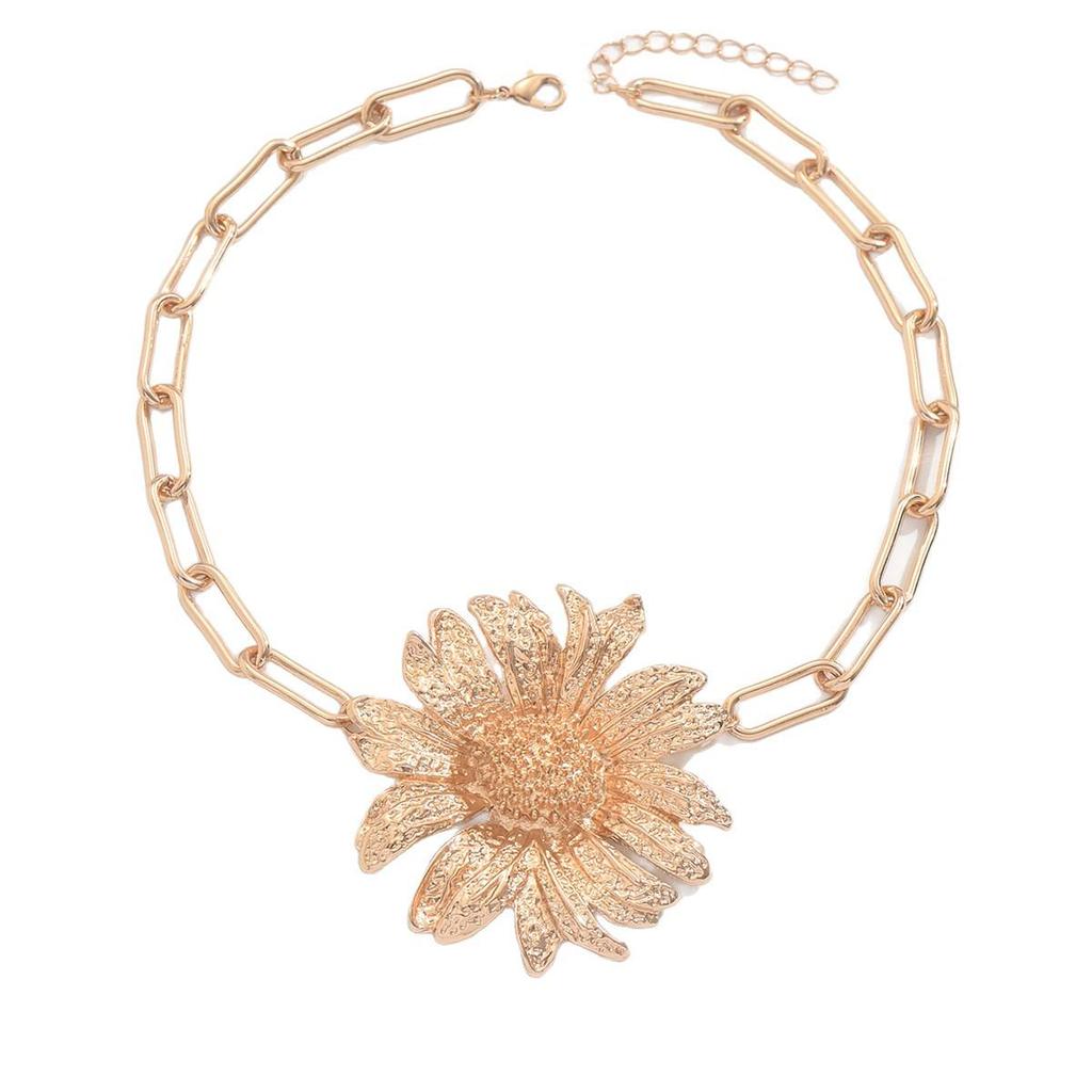 European & American Retro 3D Gold Flower Pendant Necklace - Versatile Clavicle Chain