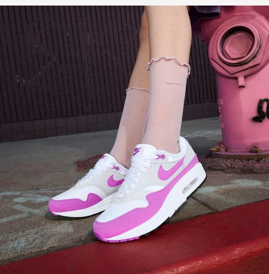 Женские кроссовки Nike Air Max 1 (DZ2628-001) нейтральный серый/белый/черный/фуксия сон