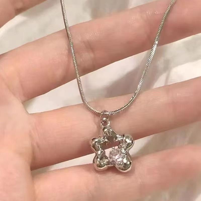 Doppellagige Schmetterlings-Schlüsselbeinkette: Eleganter Damen-Choker mit trendigem Nischen-Anhängerdesign  für 2024.