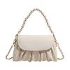 Clutch aus PU-Leder mit Kettenverzierung und Perlenapplikationen – das perfekte Accessoire für jeden Tag