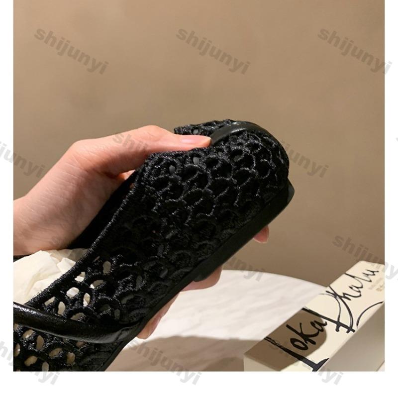 Sandales d'été tendance pour femmes 2025 Nouvelles Chaussures décontractées à tissage ajouré à bout carré Respirantes Légères Confortables à semelle souple Plates de plage