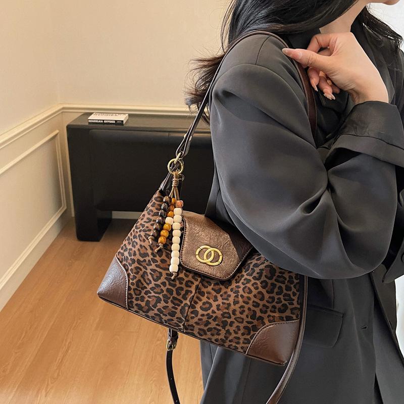 Suede bag women's large capacity 2025 new autumn and winter niche matte retro messenger bag underarm commuter bag