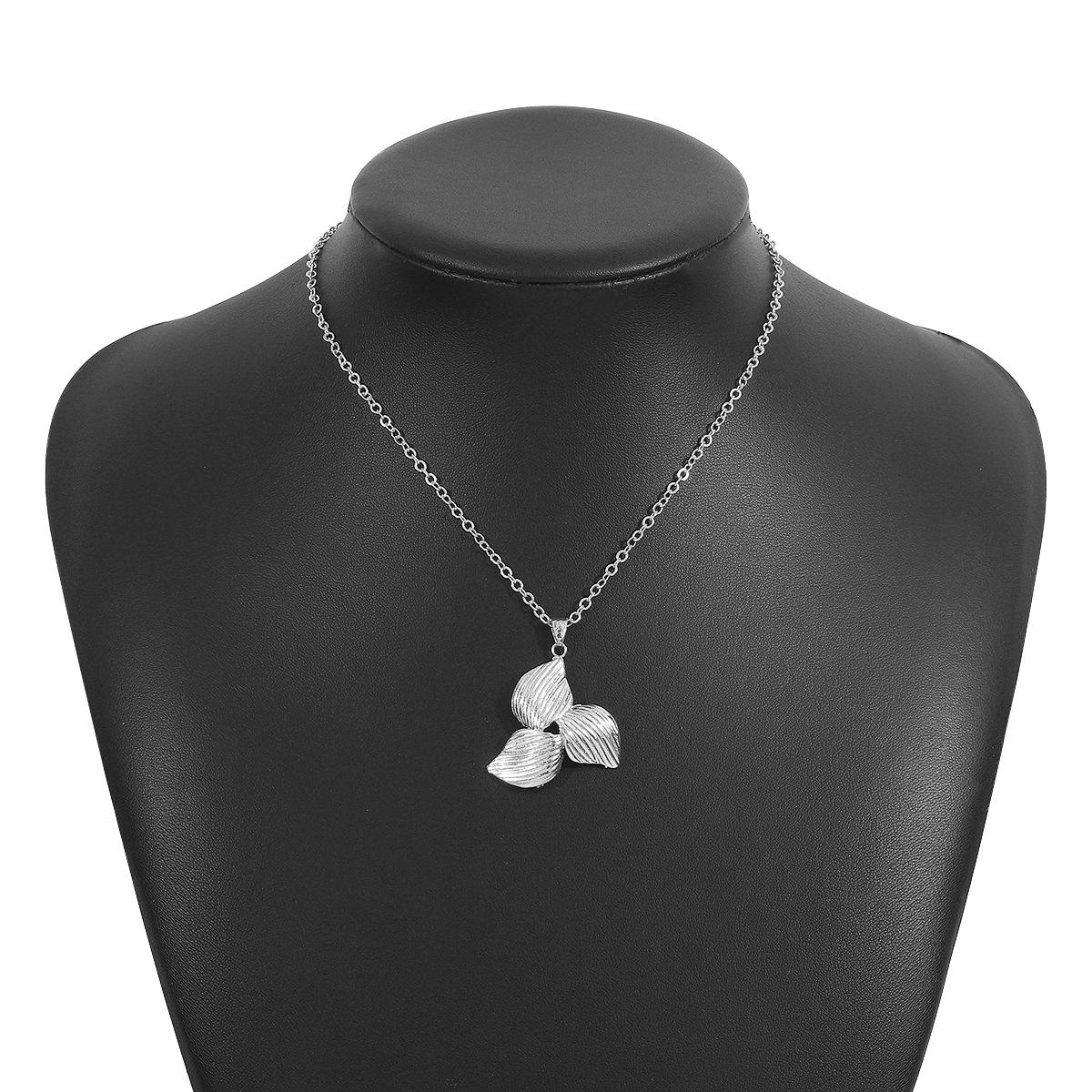 

Europe and America is fashionable and creative temperament Geometric stud earrings Necklace, personalized design Boomerang alloy jewelry