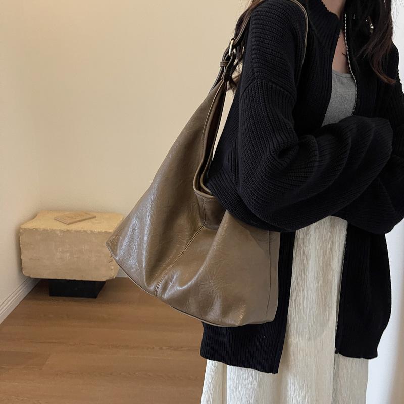 Retro soft leather tote bag women's large capacity 2025 new versatile fashion shoulder bag casual commuter bucket bag