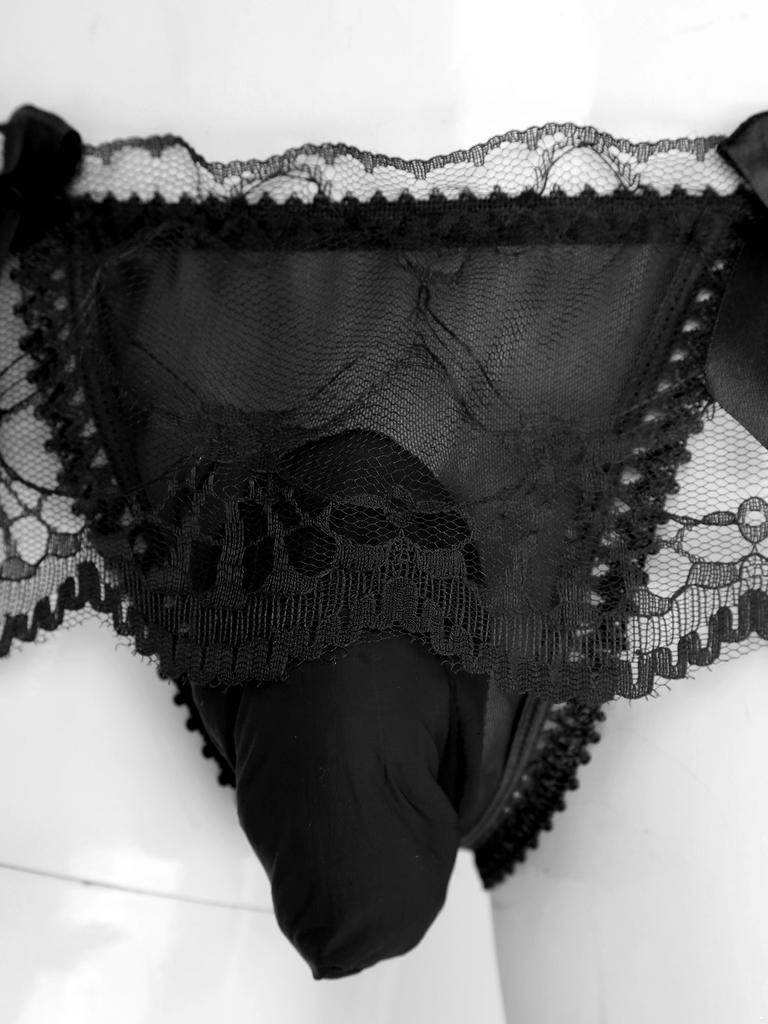 Pánské průsvitné krajkové kalhotky se sukýnkou, vykrojené, s vypouklou kapsou, G-string s lesklými podvazky