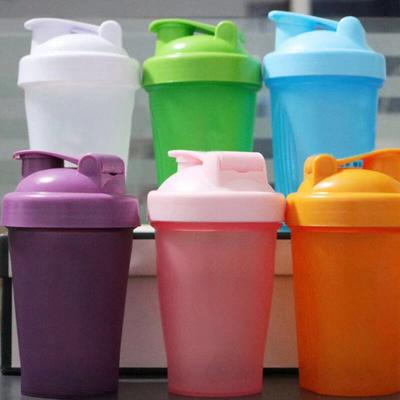 Tazza per bottiglia d'acqua con shaker portatile da 400-500 ml con sfera per frusta in filo di acciaio inossidabile