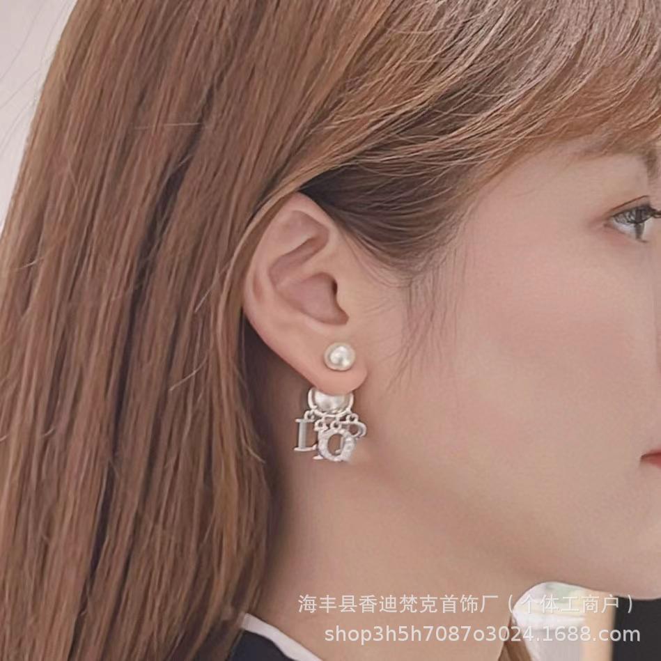 Klasyczne Kolczyki Sztyfty z Perłowym Chwostem i Literą CD: Wykwintne rzemiosło i wysokiej jakości czteroliterowy wzór