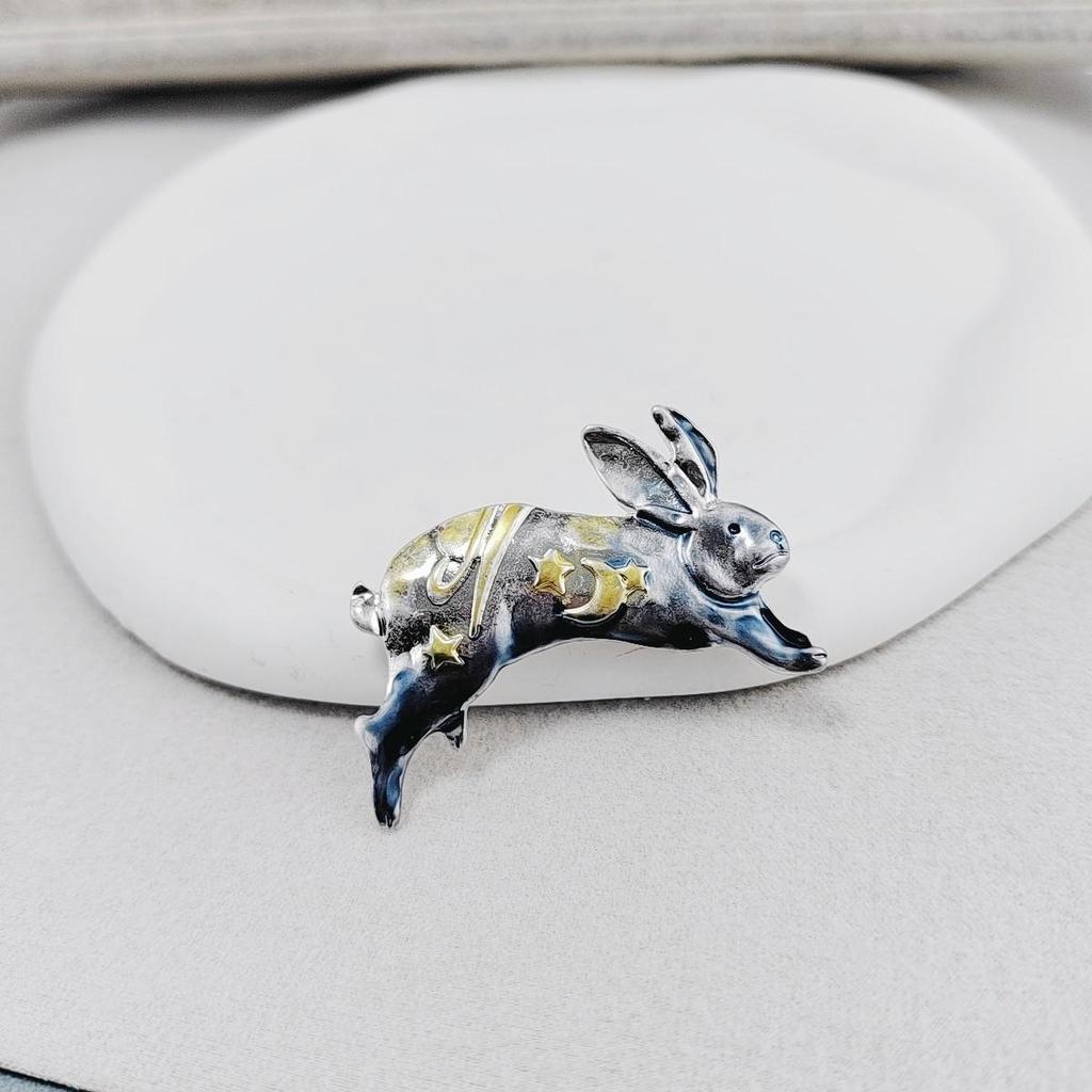 Minimalist Retro Brooch: Spring/Autumn Star & Moon Rabbit Design