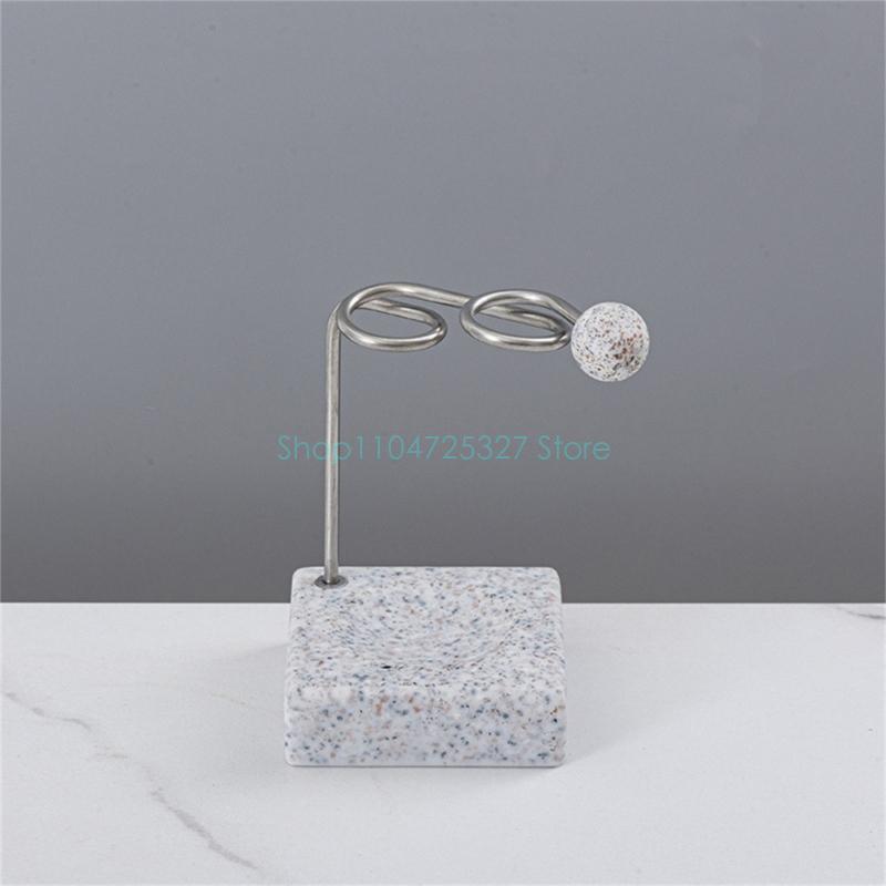 

Практичная подставка для зубных щеток с высококачественной металлической конструкцией и текстурированным мраморным основанием. Декорации для подставки для зубных щеток