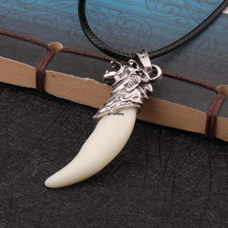 Collier Dent de Loup pour Homme: Pendentif Dominateur Dent de Chien Noir sur Chaîne Rétro en Acier Titane - Accessoire Tendance pour 2025.