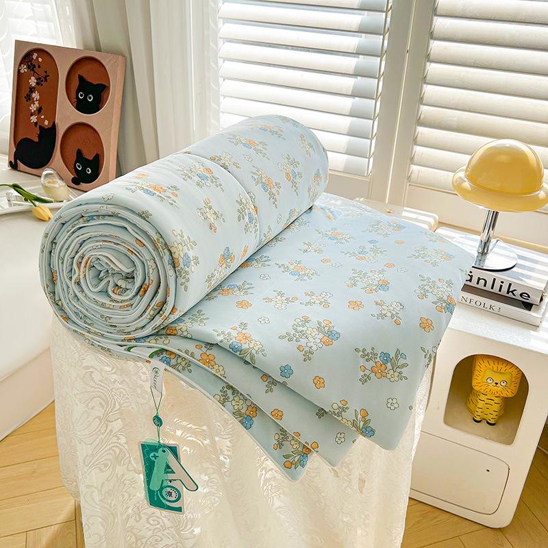 Cooling Silk Summer Quilt: Lightweight, Breathable & Machine Washable for Dorms & Gifts 110x150cm Random Pattern