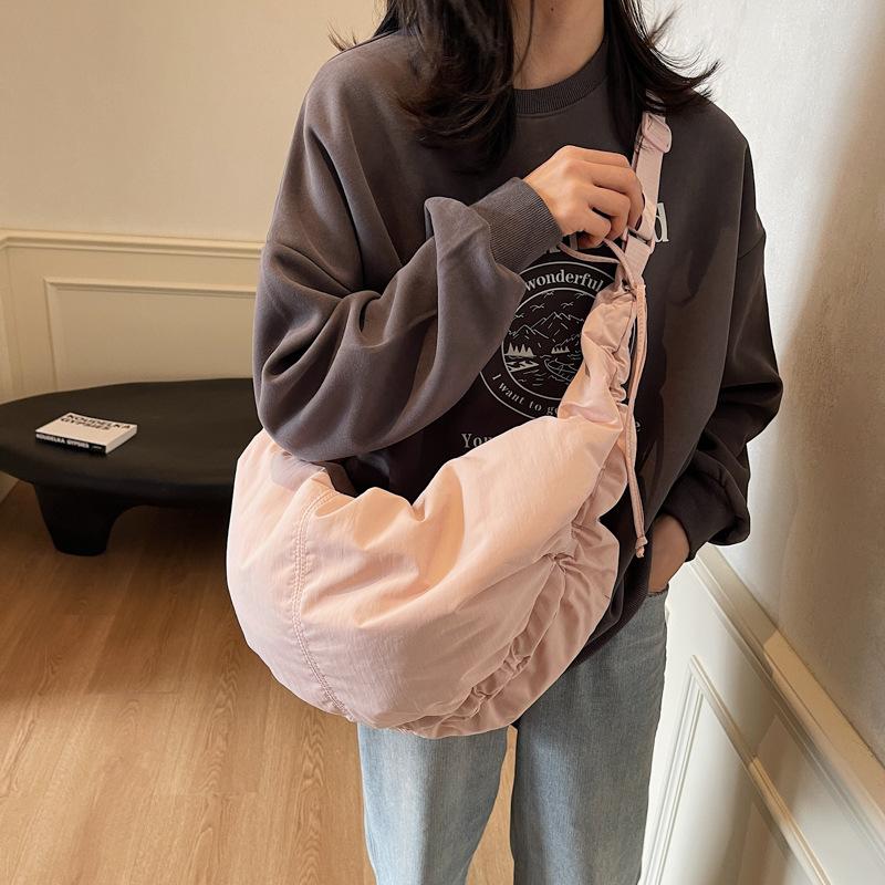 Design pleated crescent moon bag women's new simple casual shoulder bag going out trendy with large capacity messenger dumpling bag