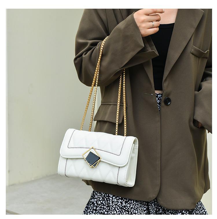 Women's Diamond Pattern Embroidered Chain Crossbody Bag