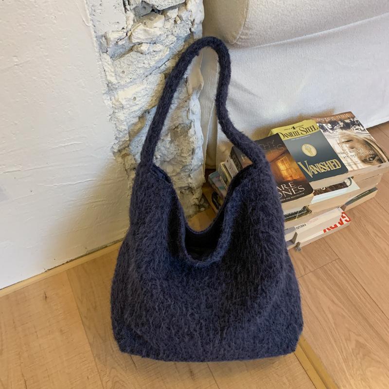 2025 new winter plush bag women's Korean version niche shoulder messenger bag large-capacity commuter woolen tote bag