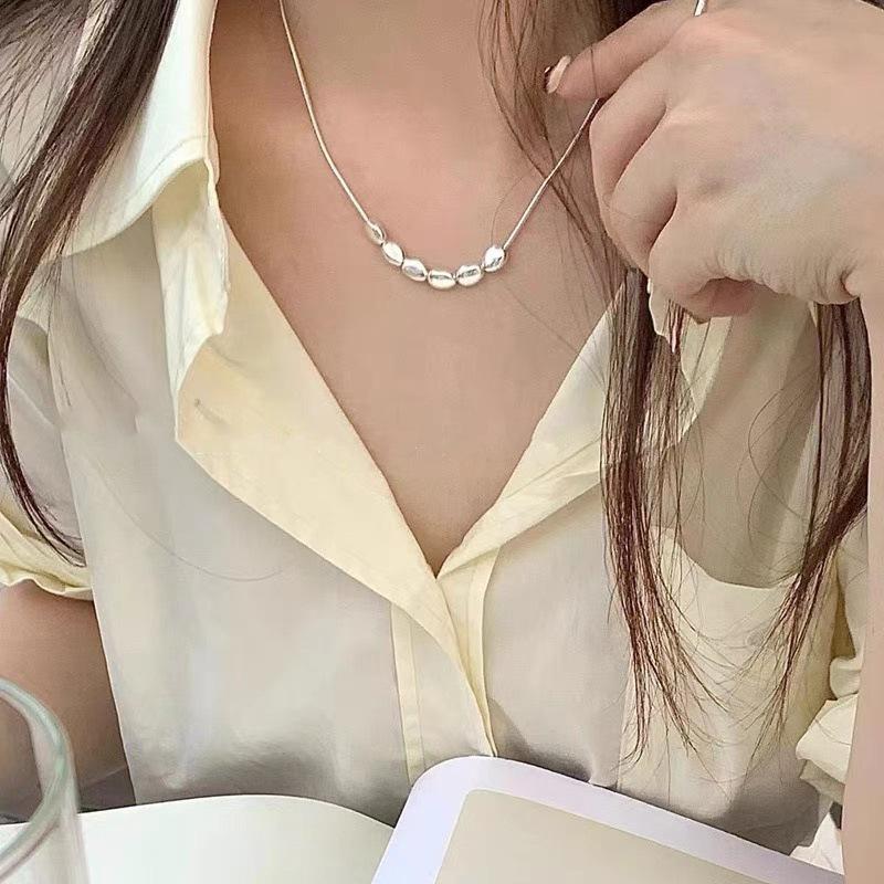 Silver Irregular Bean Necklace for Girls: Japanese Korean Style, Sweet and Cool, Versatile Clavicle Chain with Light Luxury Niche Design.