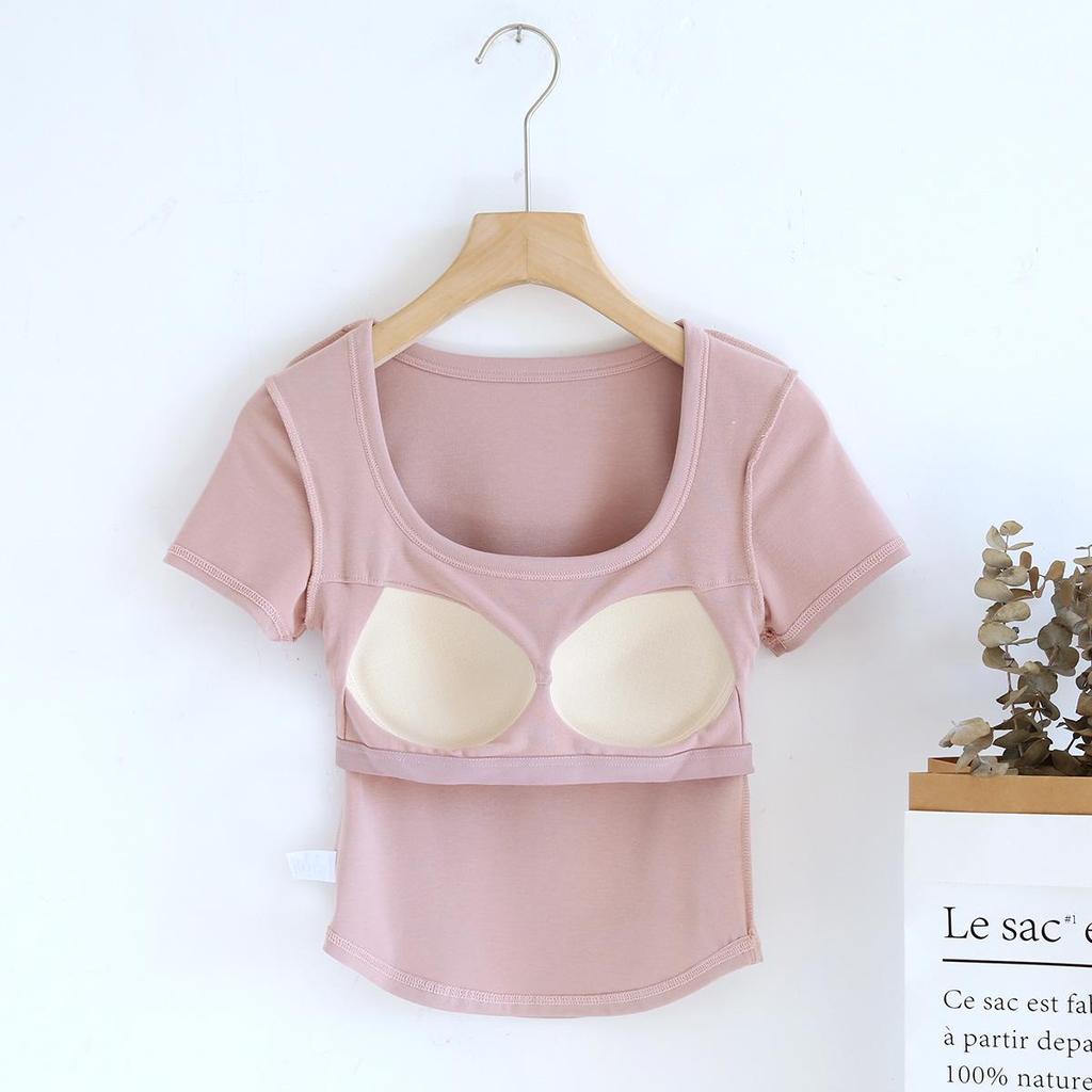 Dámské tričko s krátkým rukávem s vycpávkou na hrudi, nepravidelným lemem, čtvercovým výstřihem a spodním lemem pod prsy — Ideální na léto.