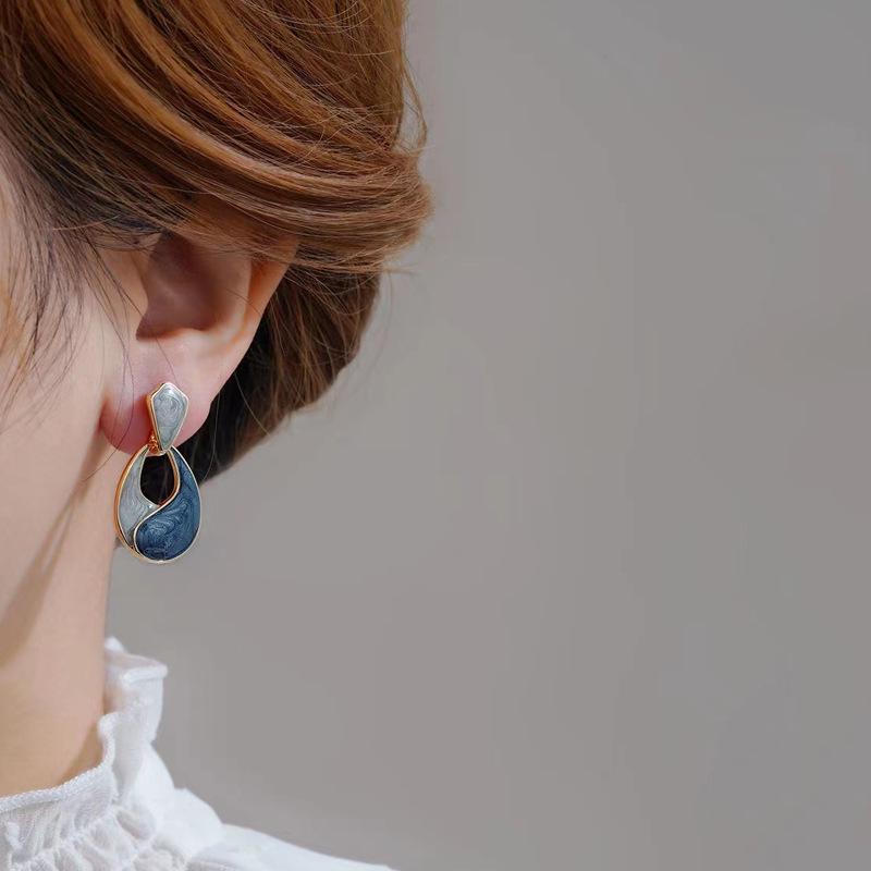

Elegantly Designed French Hepburn Style Blue Drop Earrings for Women зелёный