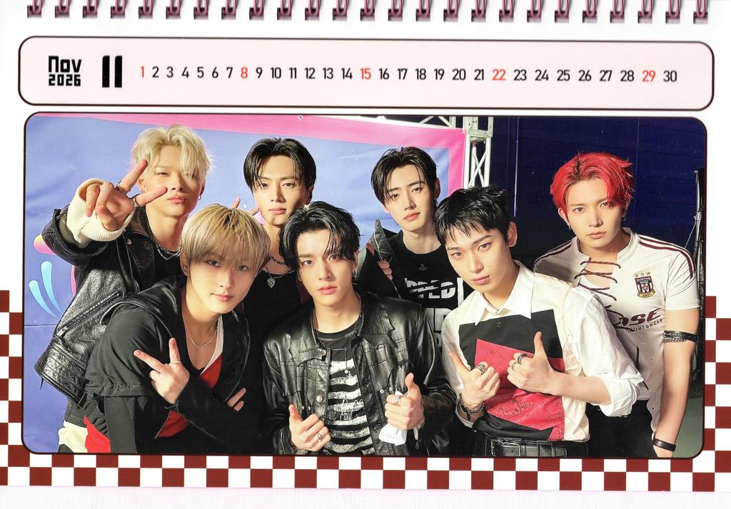 Enhyphen מרצ'נדייז לוח שנה שולחני פוטובוק סט מדבקות 2026-2027 (לוח שנה לשנתיים) + קיי-פופ