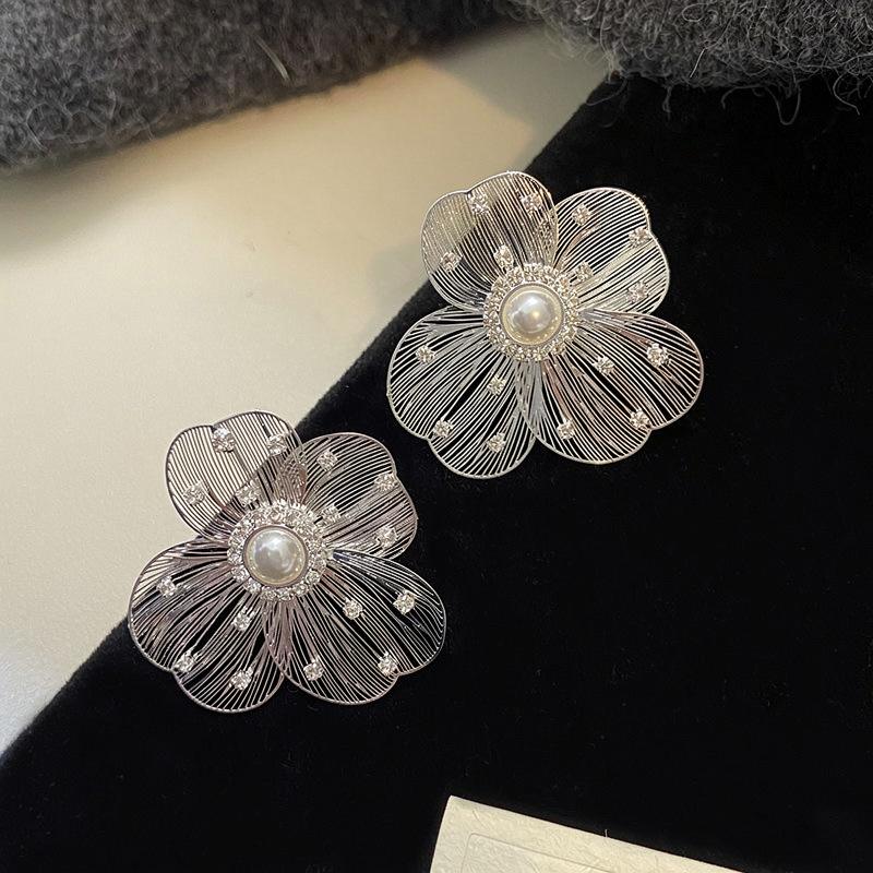 

Gold hollow pearl flower earrings women s light luxury high-end temperament stud earrings niche design French exquisite earrings