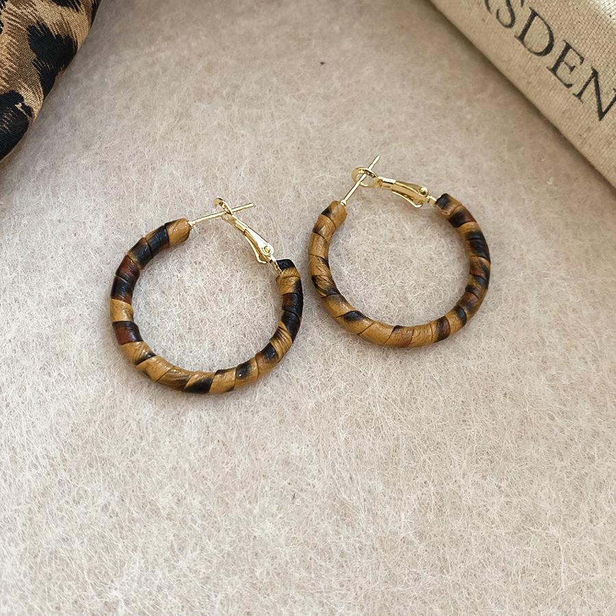 Silver Needle Leopard Print Leather Teardrop Hoop Earrings - Retro High-End Women’s C-Shape.