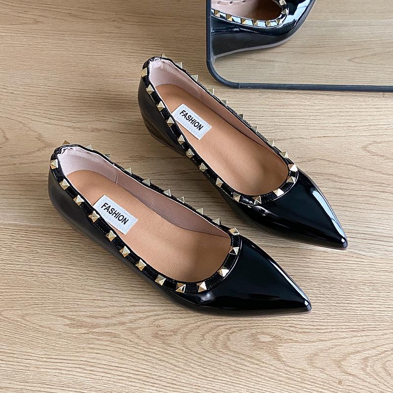 Französisches Temperament spitze Einzelschuhe 2025 Frühling Lackleder Nieten sanfte Abendbrise flacher Mund flacher Boden Mode Damenschuhe